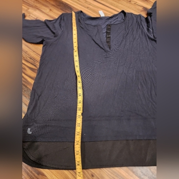 Lolë modal v-neck short-sleeved blouse - Picture 6 of 7